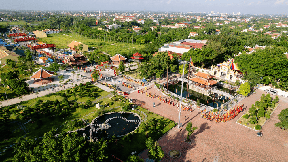 Đền Lảnh Giang có khuôn viên rộng lớn bạn sẽ dễ dàng chụp được những bức ảnh đẹp tại đây. (Nguồn: Fanpage Lảnh Giang Linh Từ)